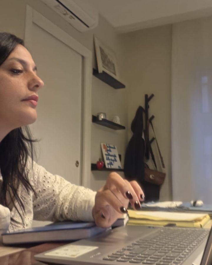 L'Avv. Concetta Vincenza Marfella al lavoro nel suo studio di Afragola