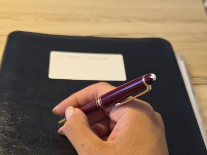 Firma di documenti nello studio